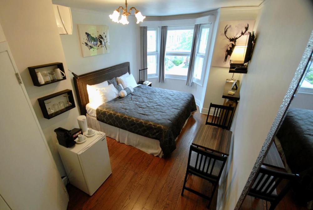 Standard King Room at Manoir Sainte Genevieve, photo 5